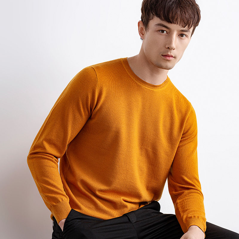 De V-hals cashmere-pullover wordt geproduceerd in China en komt in drie verschillende kleuren om uit te kiezen: lichtblauw, marineblauw en houtskoolgrijs.